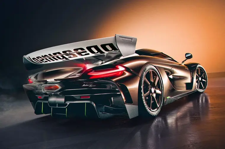 Dettaglio del retro della Koenigsegg Sadair's Spear con enorme alettone bianco e logo Koenigsegg.