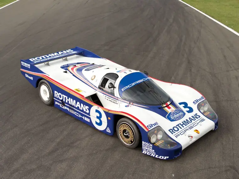 Inquadratura dall'alto della Porsche 956 numero 3 che mostra la forma a goccia.