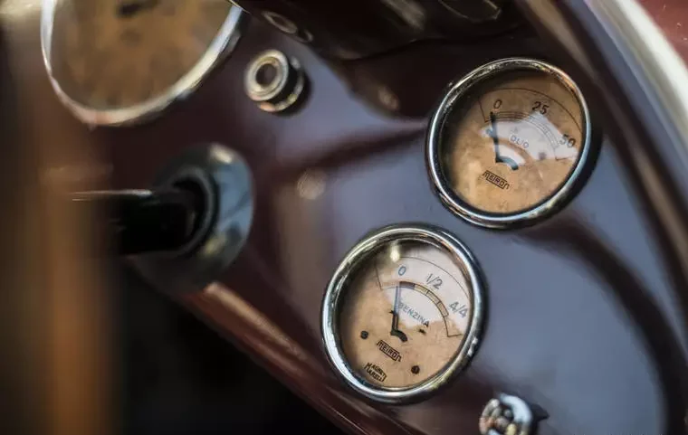 Strumenti analogici Meiron per la pressione dell'olio e il livello della benzina sulla 815.