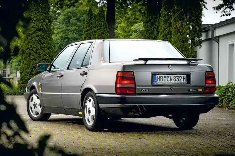 Vista posteriore di una Lancia Thema 8.32 Grigio Quartz con spoiler e targhetta identificativa