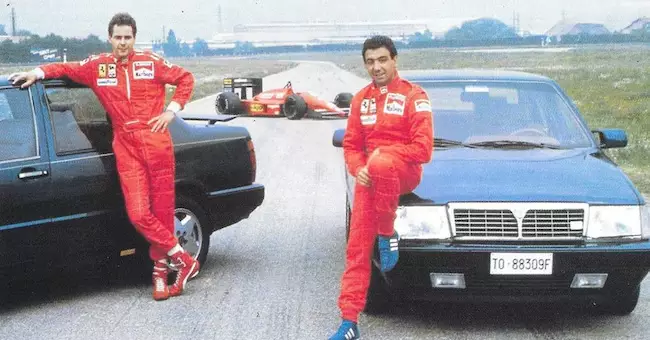 I piloti Ferrari Gerhard Berger e Michele Alboreto posano accanto alle Lancia Thema 8.32 e a una monoposto di Formula 1