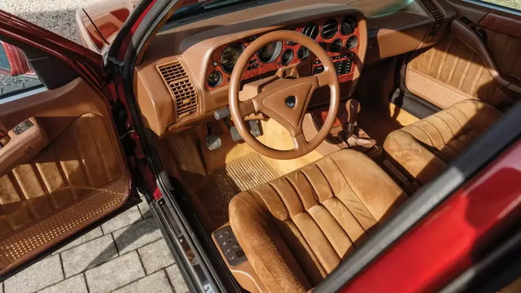Interni in alcantara color cuoio con plancia in legno e volante specifico della Lancia Thema 8.32